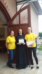 zdjęcie przedstawiające zbiórkę hospicyjną; na zdjęciu siostra zakonna w habicie i dwie wolontariuszki